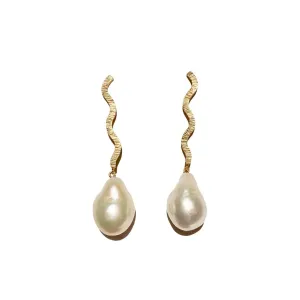 Shape Baroque Small gold plated pearl earrings