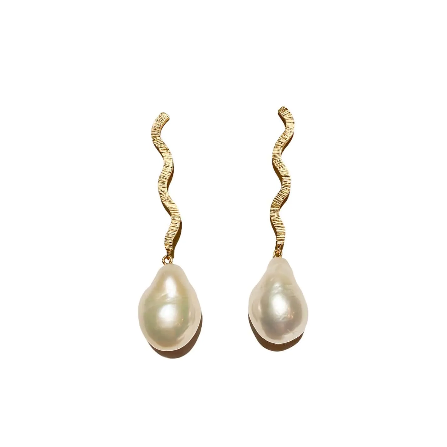 Shape Baroque Small gold plated pearl earrings